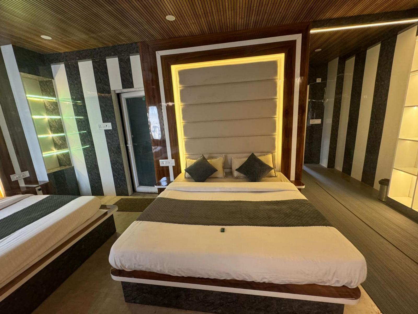 Hotel Dev Ganga Risikés Kültér fotó