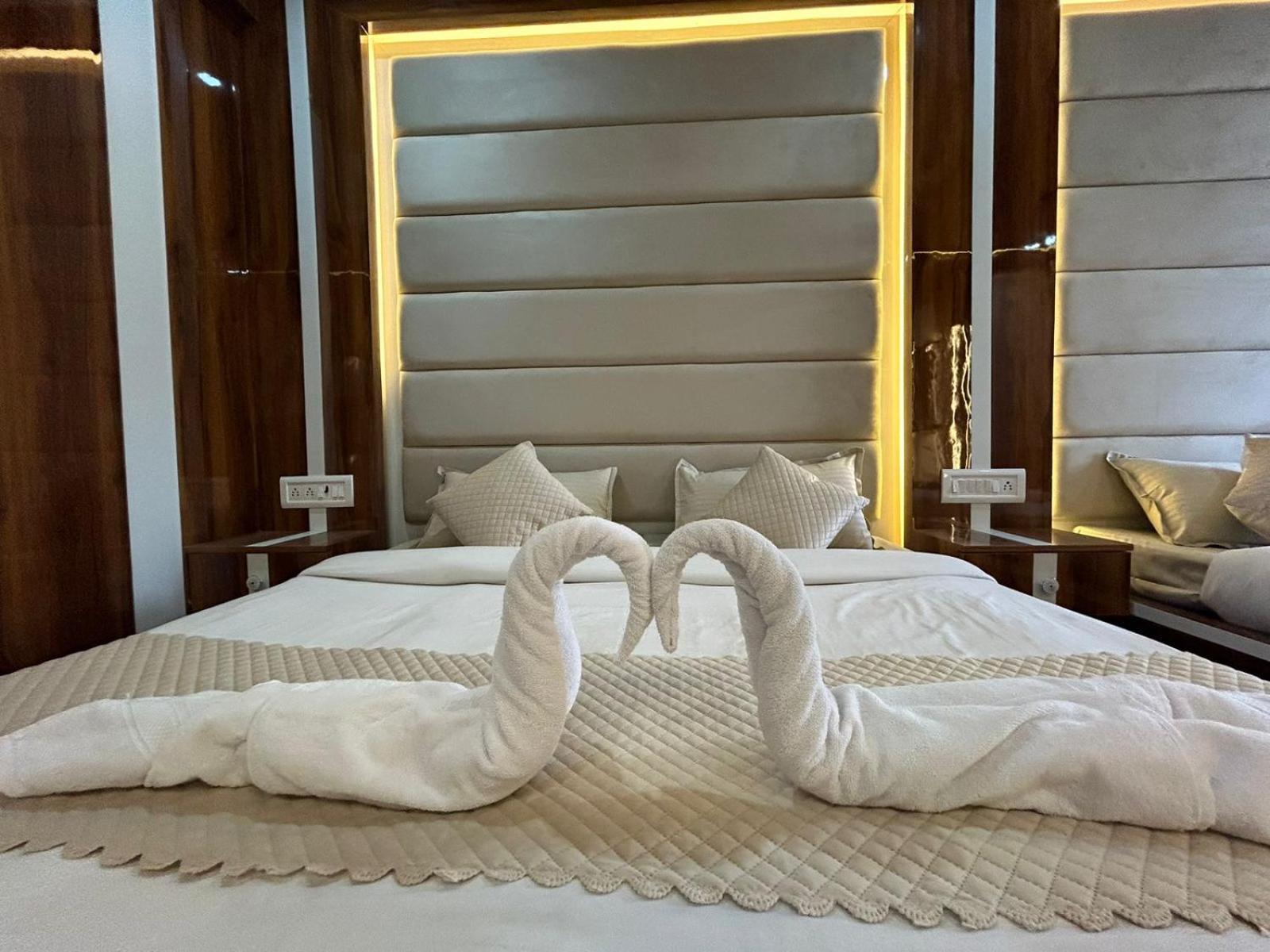 Hotel Dev Ganga Risikés Kültér fotó