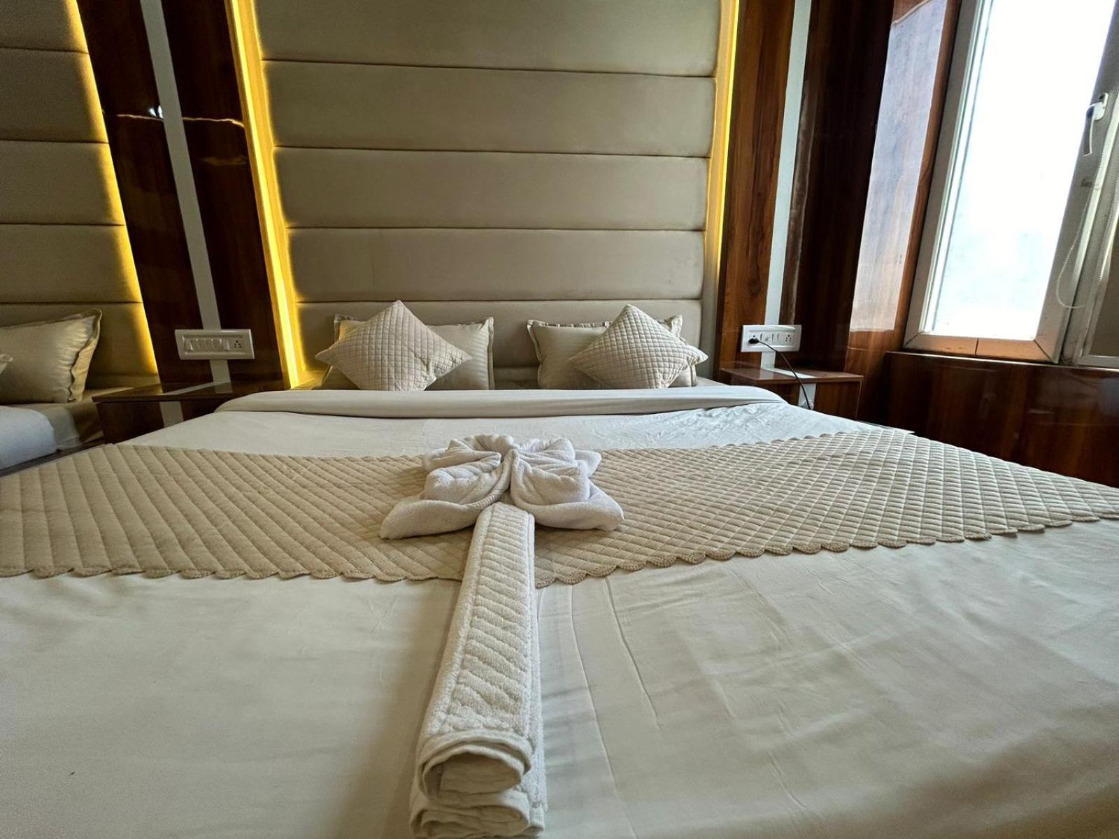 Hotel Dev Ganga Risikés Kültér fotó