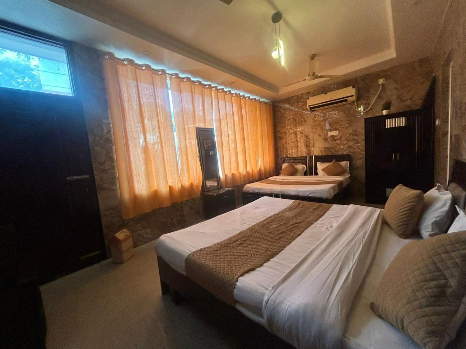 Hotel Dev Ganga Risikés Kültér fotó