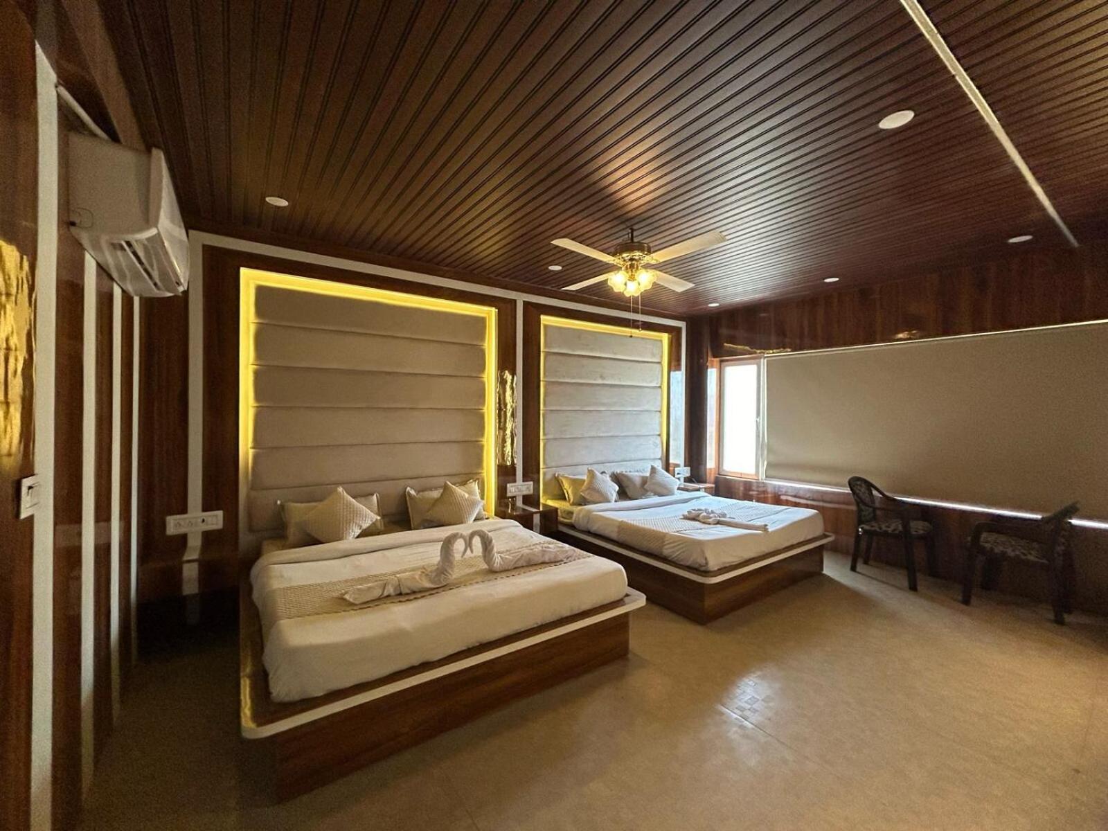 Hotel Dev Ganga Risikés Kültér fotó
